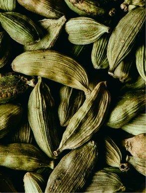 Eclat Soin Body Wash enriched with natural cardamom for a soothing and refreshing experience