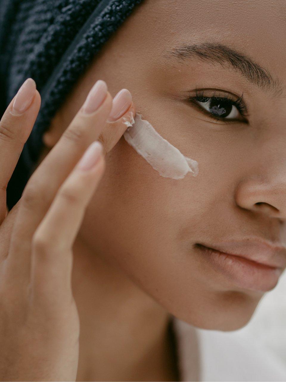 Eclat Soin Calming Eye Cream applied gently on a model's skin for soothing hydration