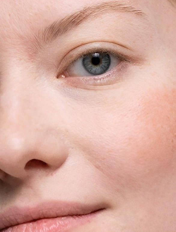 Eclat Soin Collagen Boost Serum showcased on model's fresh and glowing skin for improved hydration