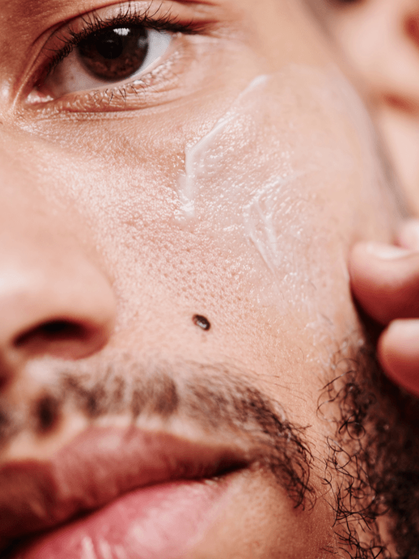 Close-up of a man applying Eclat Soin Hyaluronic Acid Face Cream for Men with a smooth texture