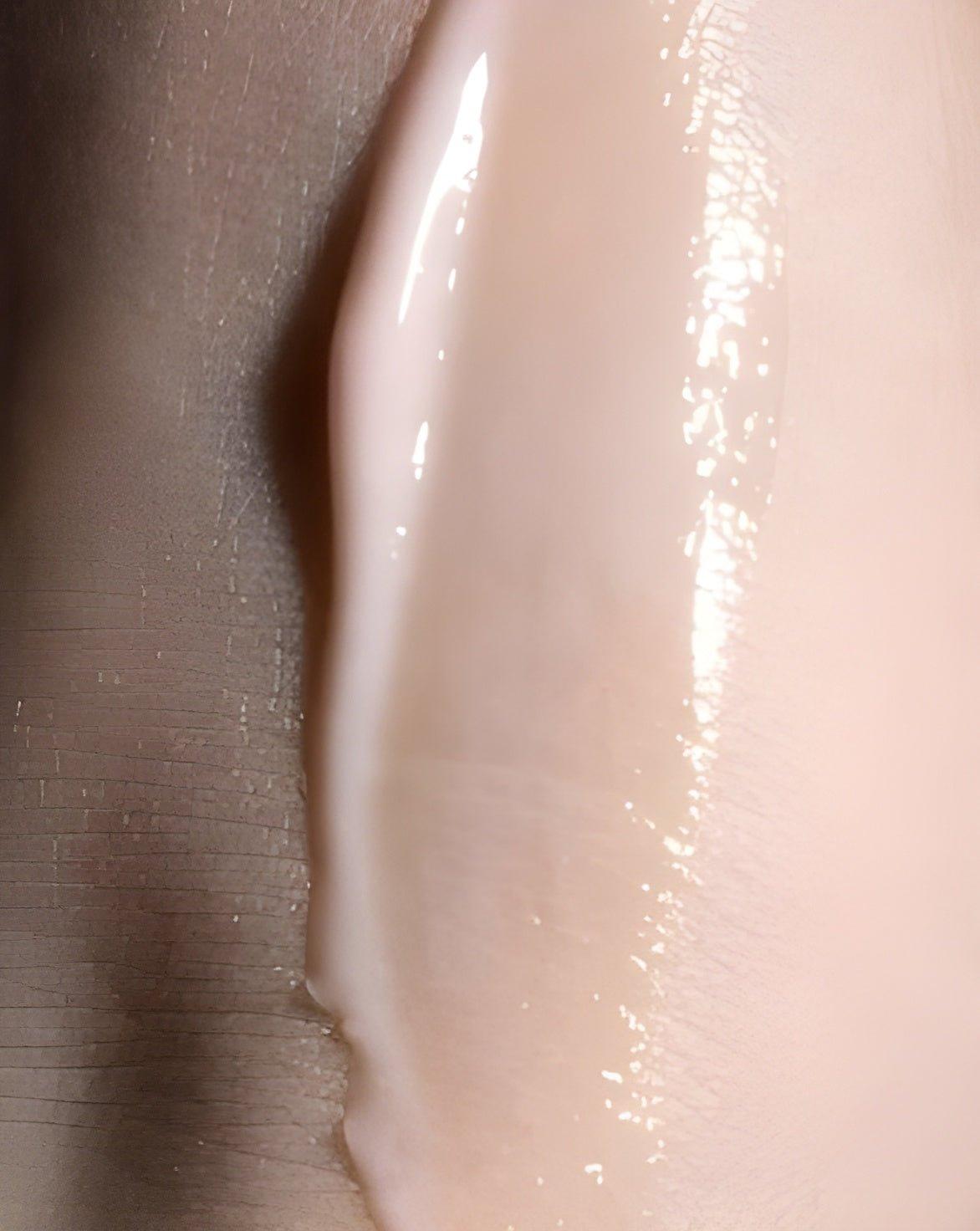 Eclat Soin Hydrating Serum with a smooth, glossy texture shown on skin for deep hydration