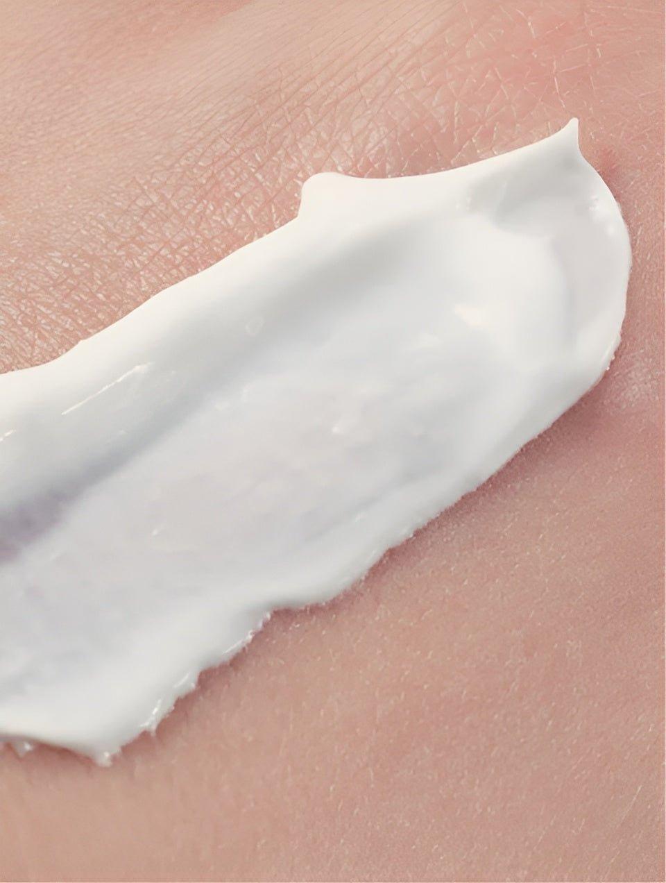 Eclat Soin Mineral SPF30 Sunscreen SPF30 without tint applied on skin for sun protection